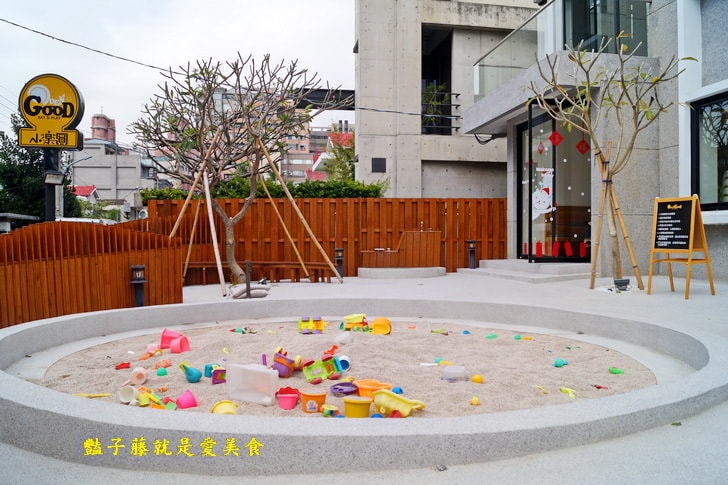 【小樂圓和洋餐食】台中親子餐廳.關東煮與牛小排和風壽喜鍋.庭院大沙池.旋轉透明溜滑梯.好吃好玩