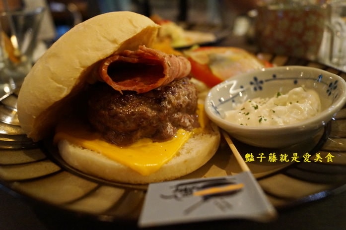 台中異國美食．昨日花卷跨界料理．血汗捏造牛肉堡招牌花卷好食【豔子藤就是愛美食】