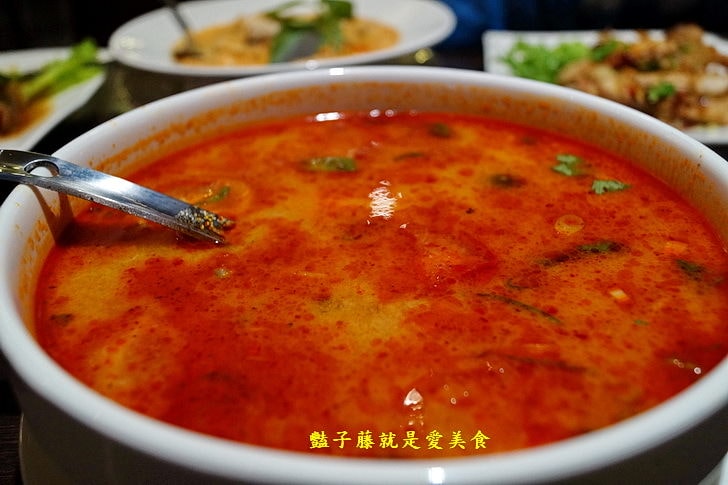 【泰食尚泰式餐廳】台中南屯泰式料理大墩店．紅咖哩炒椰汁豬搭泰國茉莉香米飯．咖哩草蝦滑蛋柔嫩好吃