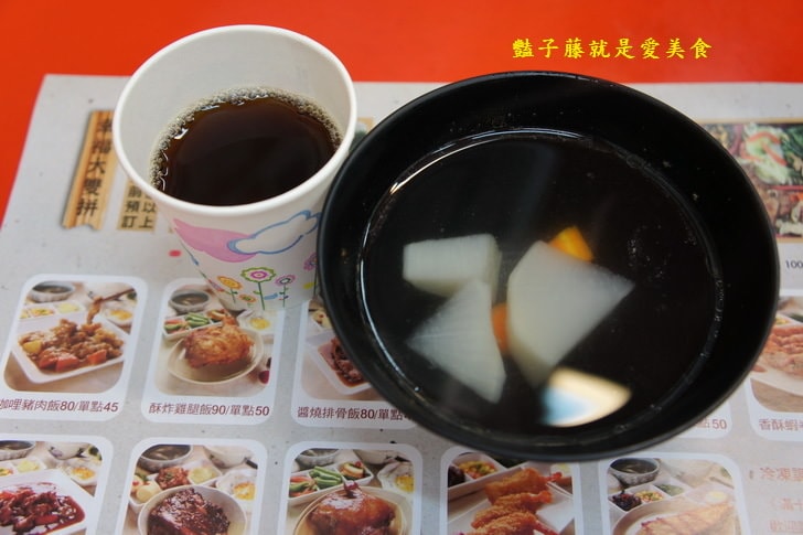 【小劉排骨飯專賣店】基隆火車站美食.鐵路排骨便當.碳烤雞腿好吃無誤.香酥雞排香噴噴.豔子藤美食地圖