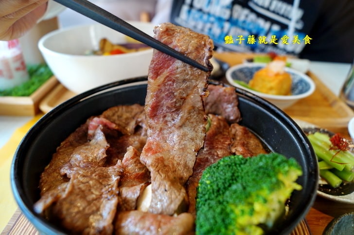 【小樂圓和洋餐食】台中親子餐廳.關東煮與牛小排和風壽喜鍋.庭院大沙池.旋轉透明溜滑梯.好吃好玩