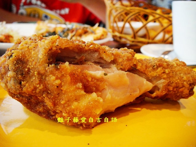 台中異國美食＆弗卡夏義式廚房。手工義式薄皮披薩+非點不可的脆薯和轟炸雞腿【豔子藤就是愛美食】