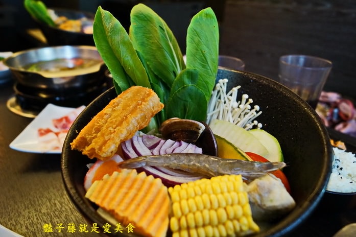 鍋無二極鮮鍋物.豐原火鍋巴蜀麻辣.東北酸菜.金黃泡菜道地好湯頭【豔子藤就是愛美食】