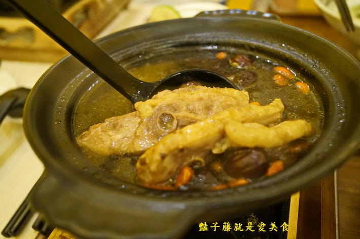 湯藝術老爺下麵．鐵板牛小排和何首烏雞肉鍋太搶戲．臺中市大里美食【豔子藤就是愛美食】