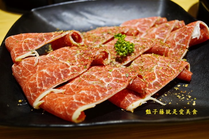 【養鍋石頭鍋涮涮鍋】台中逢甲美食.東北酸白菜霜降珍豬鍋.山藥牛奶低脂牛肉鍋.多種品鍋自由選