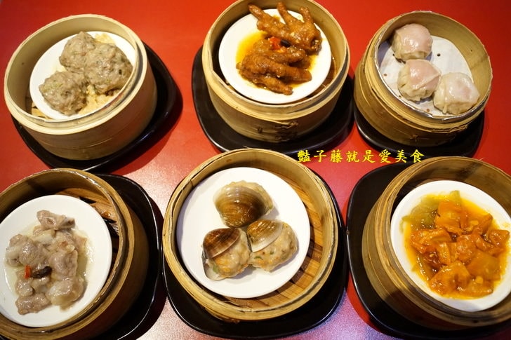 【紅點港飲食販店】台中港式飲茶．味菜蒸肥腸和蟹柳花枝餃蒸正點．波蘿包烤香點．燒臘點蜜汁叉燒