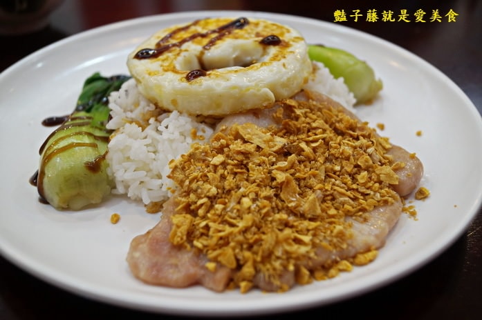 鑫旺角茶餐廳．台中北平路美食．香茜牛肉腸粉好吃推薦．鬼馬炒飯很厲害【豔子藤就是愛美食】