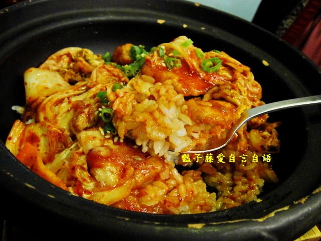 大戶屋日式定食．炭烤雞肉沙拉和豬肉泡菜土鍋蓋飯都很厲害【豔子藤就是愛美食】