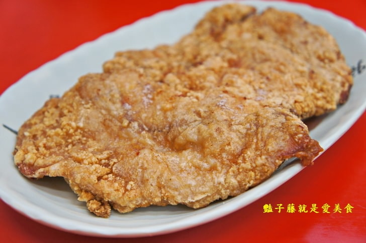 【小劉排骨飯專賣店】基隆火車站美食.鐵路排骨便當.碳烤雞腿好吃無誤.香酥雞排香噴噴.豔子藤美食地圖