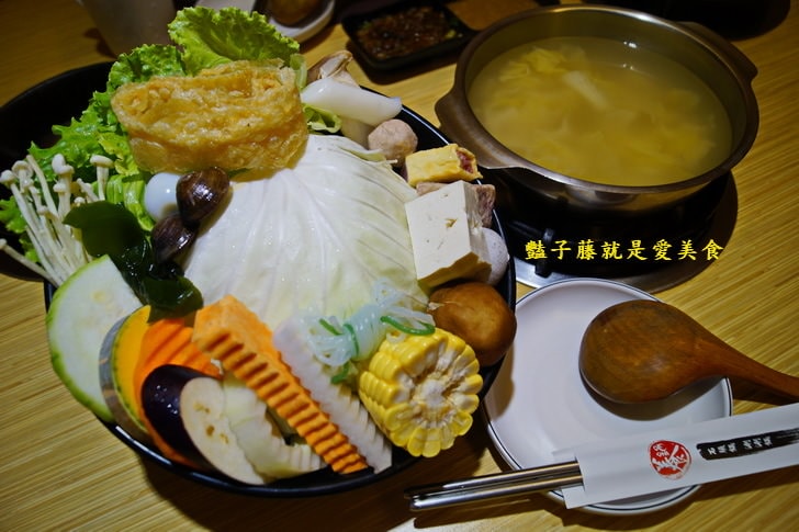 【養鍋石頭鍋涮涮鍋】台中逢甲美食.東北酸白菜霜降珍豬鍋.山藥牛奶低脂牛肉鍋.多種品鍋自由選