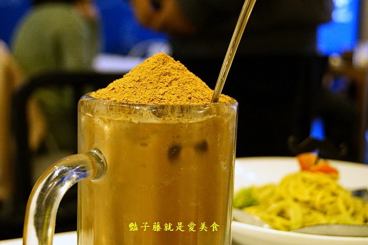 【鬍子茶WHO'S TEA逢甲店】逢甲商圈平價美食.歐巴的泡麵石鍋.布雷克的帕里尼.黑鬍子奶茶.恐龍美祿.美食環遊世界