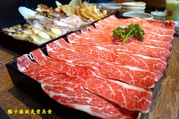 【鮨樂海鮮市場】台中日式超市.海裡游的陸上跑的都在海陸火鍋.粥底精華鮮味雜炊怎麼就這麼好吃啊