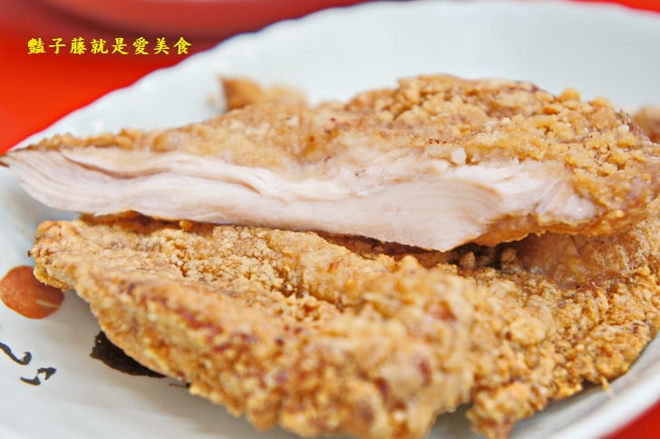 【小劉排骨飯專賣店】基隆火車站美食.鐵路排骨便當.碳烤雞腿好吃無誤.香酥雞排香噴噴.豔子藤美食地圖