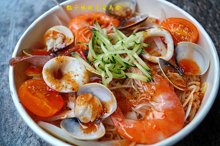 【泰后月亮蝦餅】台中一中街美食.晚餐吃什麼?泰式海鮮涼拌泡麵.打拋豬肉飯.爆漿起司蝦餅.泰式料理吃飽飽