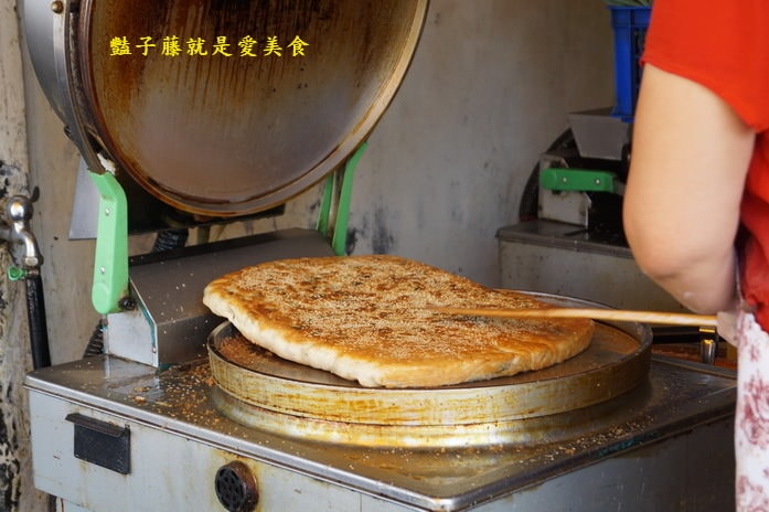 董家蔥花大餅．臺中自由路必吃美食．蔥多香酥美味小吃【豔子藤就是愛美食】