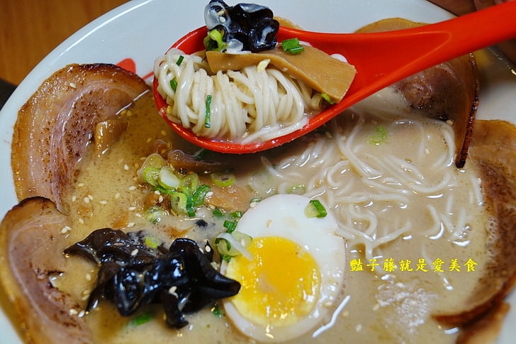 【麵屋一龍拉麵專門店】台中好吃拉麵推薦．豬肋排拉麵吮指回味．豚骨湯頭濃厚醇香．就愛海老蝦味拉麵