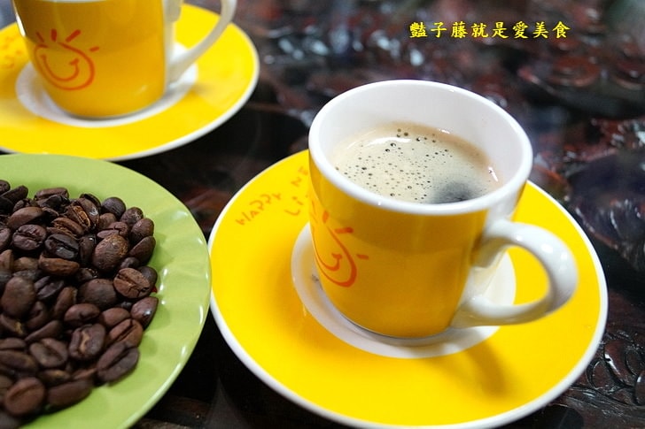 【台灣咖啡．南鄉咖啡園】南投中寮愛妻咖啡．無師自通的咖啡園主．鵝鵝鵝曲項向天歌．鵝群守護的咖啡園