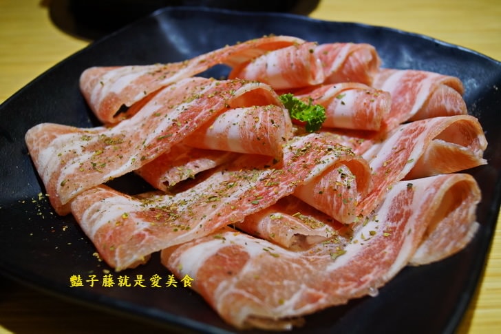 【養鍋石頭鍋涮涮鍋】台中逢甲美食.東北酸白菜霜降珍豬鍋.山藥牛奶低脂牛肉鍋.多種品鍋自由選