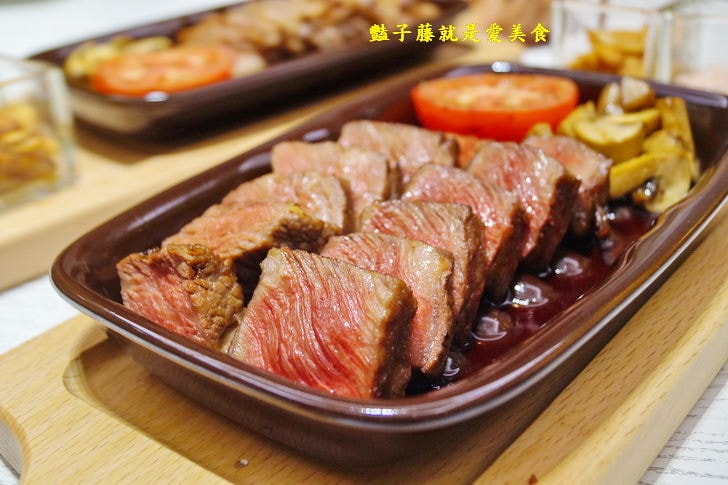 【台中梨子咖啡館】臺中音樂美食餐廳.碳烤頂級肋眼牛排.酥烤德國豬腳.關東風壽喜燒.崇德店得饗主宴