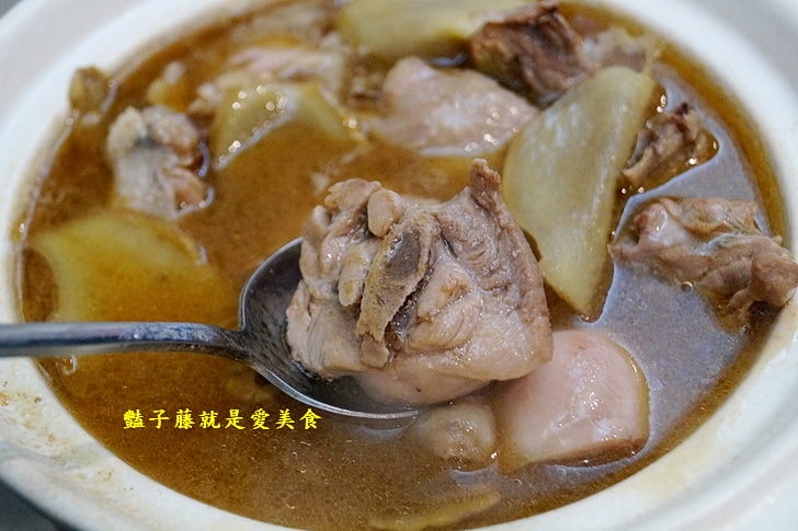 【美人朵朵膠原飲品專賣】台中美食.無敵厚切日式豬排湯咖哩.香烤雞腿南洋風.夢幻寶石素燕窩大推