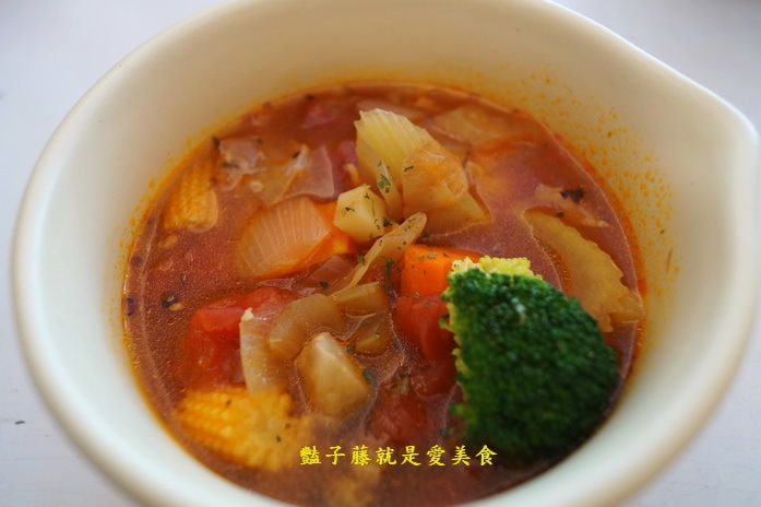 台中北平路美食．加湯專賣好湯．奶油起司焗烤麵包彈好食【豔子藤就是愛美食】
