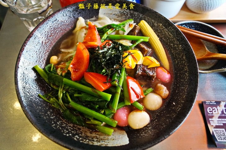 台中逢甲美食饗蔬職人．超酷馬克杯蔬菜牆．很妙的湯圓芋圓台韓蔬食滷味【豔子藤就是愛美食】