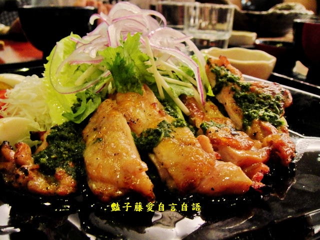 大戶屋日式定食．炭烤雞肉沙拉和豬肉泡菜土鍋蓋飯都很厲害【豔子藤就是愛美食】