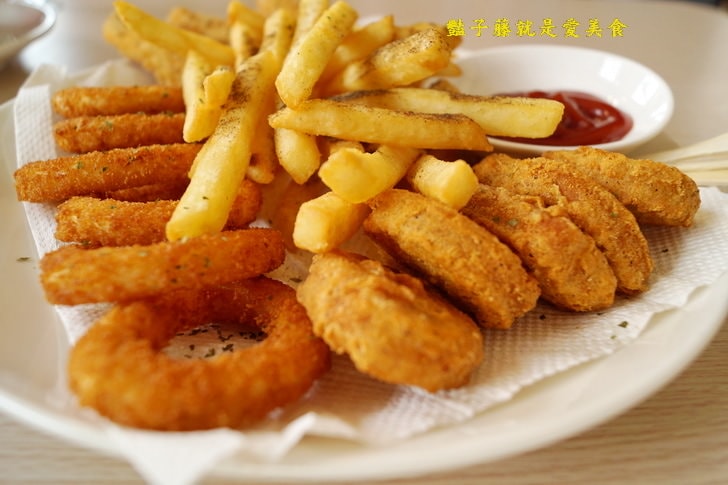【草泥馬咖啡】台中新社親子遊．可愛草泥馬萌翻天．餵食草泥馬教戰守則．豔子藤旅遊地圖