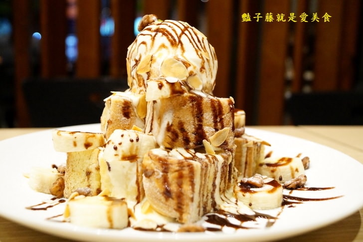 【光蠟樹喫茶館】酥炸軟殼蟹日式人氣招牌．壽喜松阪超下飯料理．香蕉巧克力冰淇淋金磚好吃到不行