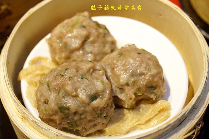 【紅點港飲食販店】台中港式飲茶．味菜蒸肥腸和蟹柳花枝餃蒸正點．波蘿包烤香點．燒臘點蜜汁叉燒