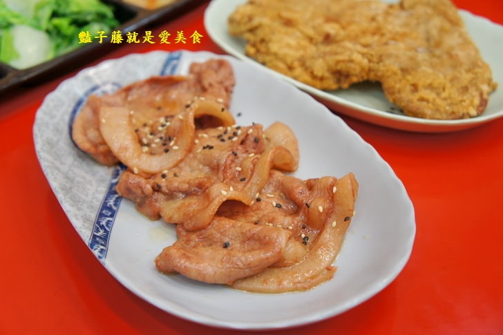 【小劉排骨飯專賣店】基隆火車站美食.鐵路排骨便當.碳烤雞腿好吃無誤.香酥雞排香噴噴.豔子藤美食地圖