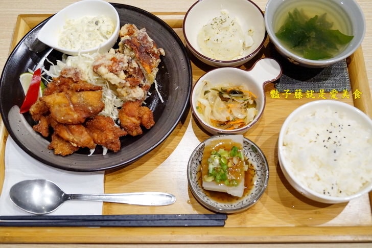 【光蠟樹喫茶館】酥炸軟殼蟹日式人氣招牌．壽喜松阪超下飯料理．香蕉巧克力冰淇淋金磚好吃到不行