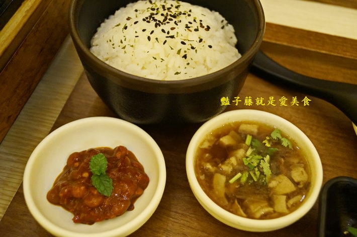 湯藝術老爺下麵．鐵板牛小排和何首烏雞肉鍋太搶戲．臺中市大里美食【豔子藤就是愛美食】