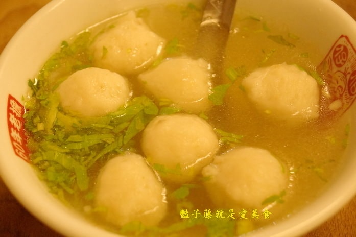 九份老街美食魚丸伯仔．古早味魚丸湯豆干包【豔子藤就是愛美食】
