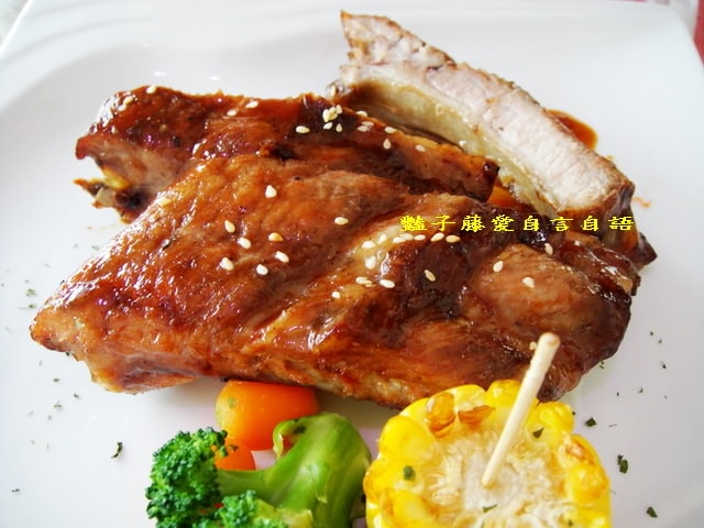 台中異國美食＆日光．郡美味饗宴燒烤香草豬肋排+鄉村香料烤春雞【豔子藤就是愛美食】
