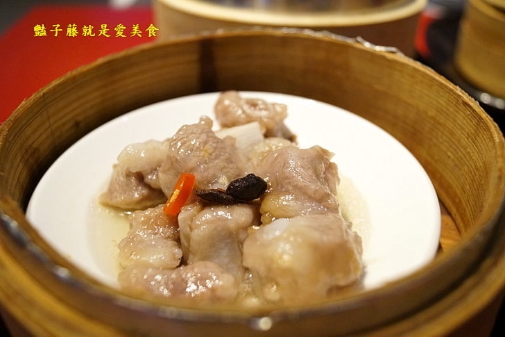 【紅點港飲食販店】台中港式飲茶．味菜蒸肥腸和蟹柳花枝餃蒸正點．波蘿包烤香點．燒臘點蜜汁叉燒