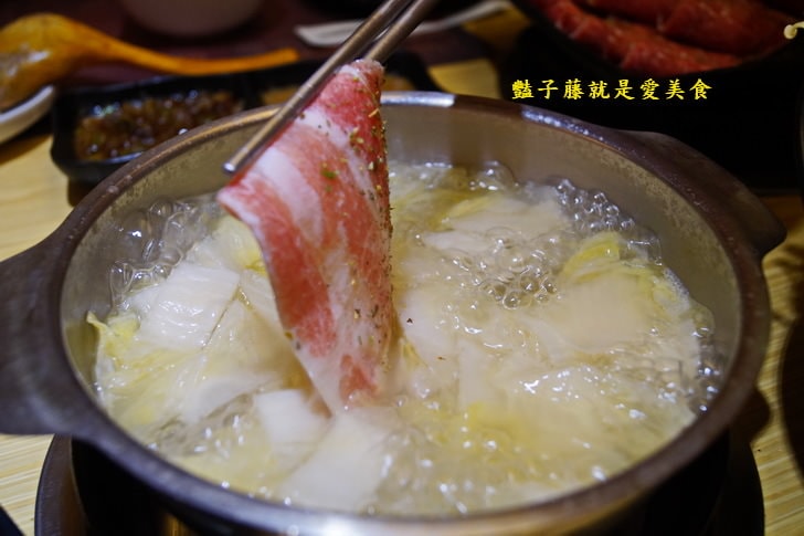 【養鍋石頭鍋涮涮鍋】台中逢甲美食.東北酸白菜霜降珍豬鍋.山藥牛奶低脂牛肉鍋.多種品鍋自由選