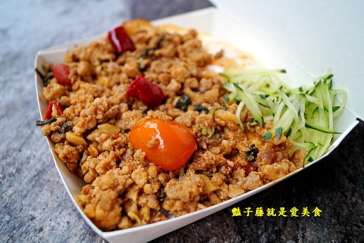 【泰后月亮蝦餅】台中一中街美食.晚餐吃什麼?泰式海鮮涼拌泡麵.打拋豬肉飯.爆漿起司蝦餅.泰式料理吃飽飽
