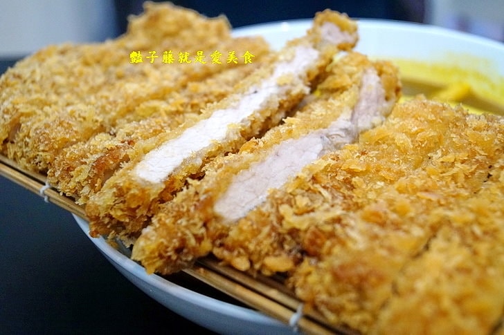 【美人朵朵膠原飲品專賣】台中美食.無敵厚切日式豬排湯咖哩.香烤雞腿南洋風.夢幻寶石素燕窩大推