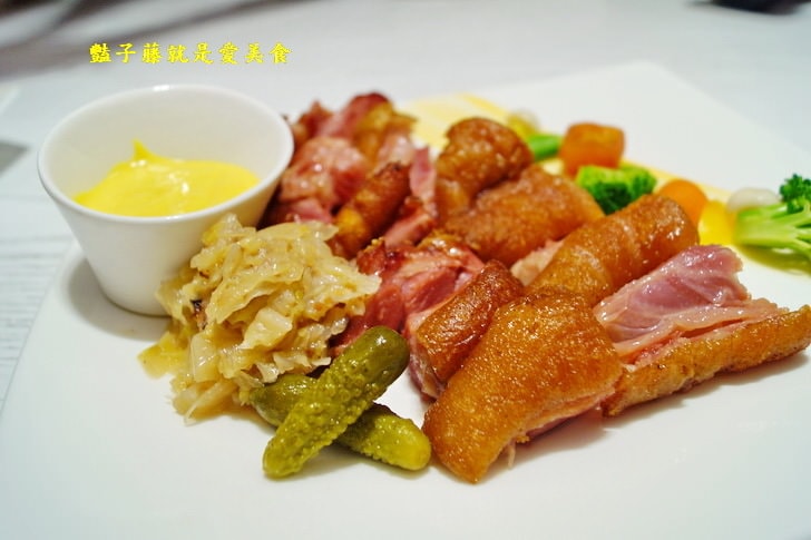【台中梨子咖啡館】臺中音樂美食餐廳.碳烤頂級肋眼牛排.酥烤德國豬腳.關東風壽喜燒.崇德店得饗主宴