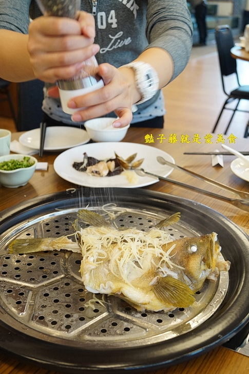 【蒸龍宴】台中大雅美食海鮮餐廳.秋蟹肥美.波士頓龍蝦鮮甜彈牙.精華粥底人間美味.蒸氣養生海鮮館.蒸食好料理