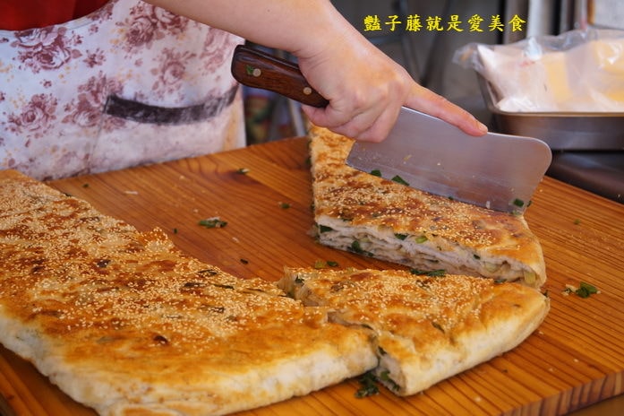 董家蔥花大餅．臺中自由路必吃美食．蔥多香酥美味小吃【豔子藤就是愛美食】