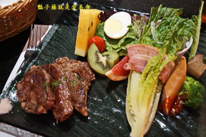 台中秋紅谷餐廳．幸福小水舞．香煎沙朗與美景相伴【豔子藤就是愛美食】