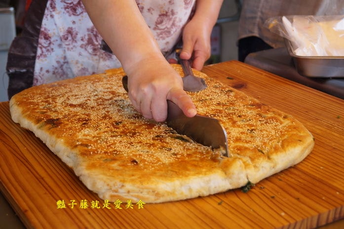 董家蔥花大餅．臺中自由路必吃美食．蔥多香酥美味小吃【豔子藤就是愛美食】