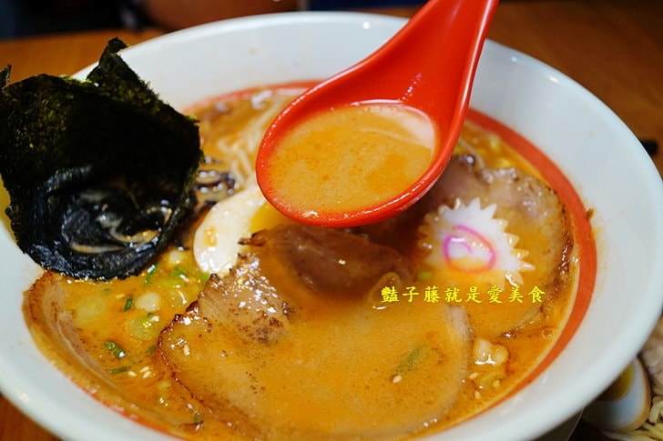 【麵屋一龍拉麵專門店】台中好吃拉麵推薦．豬肋排拉麵吮指回味．豚骨湯頭濃厚醇香．就愛海老蝦味拉麵