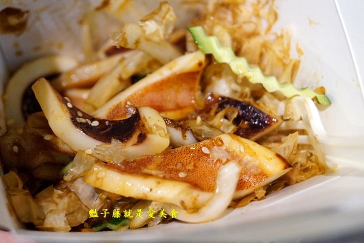 【台灣瘋炸雞】大里國際觀光夜市．東東美食魷魚．一尺古井紅茶炸奶．台中夜市小吃必吃攻略