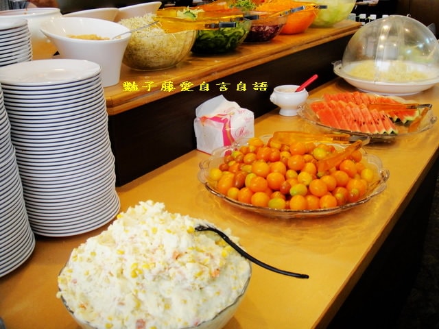 台中大口平價牛排館大啖香嫩雞排鮭魚排和肩胛牛小排【豔子藤就是愛美食】