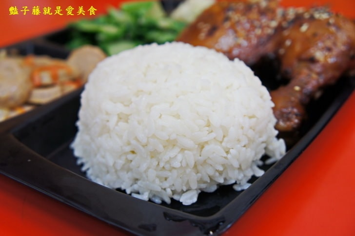 【小劉排骨飯專賣店】基隆火車站美食.鐵路排骨便當.碳烤雞腿好吃無誤.香酥雞排香噴噴.豔子藤美食地圖