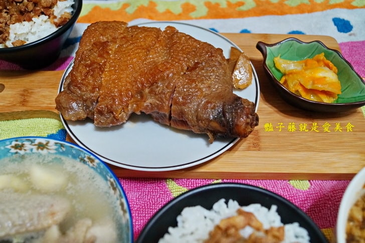 【擺擺桌】幸福在家吃飯．擺一桌美味家常料理．蠔油厚雞腿排．香滷肉燥．蒜頭燉雞湯的幸福飯桌