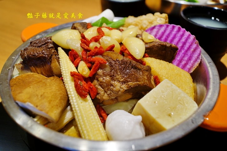 【鬼椒一番鍋】新竹火鍋美食.鬼椒麻辣霜降牛肉鍋.吃香又喝辣.鬼椒必點特色鍋.肉骨茶小排鍋.豬腩排入味好吃